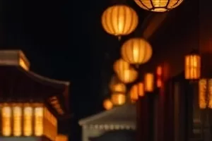 《青空邮差》骑车穿过田埂的画面，天空占了大半